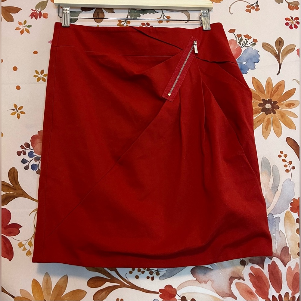 Karen Millen Women’s 6 Skirt Red Pleat Front Relaxed Waist Zip Accent Mobwife